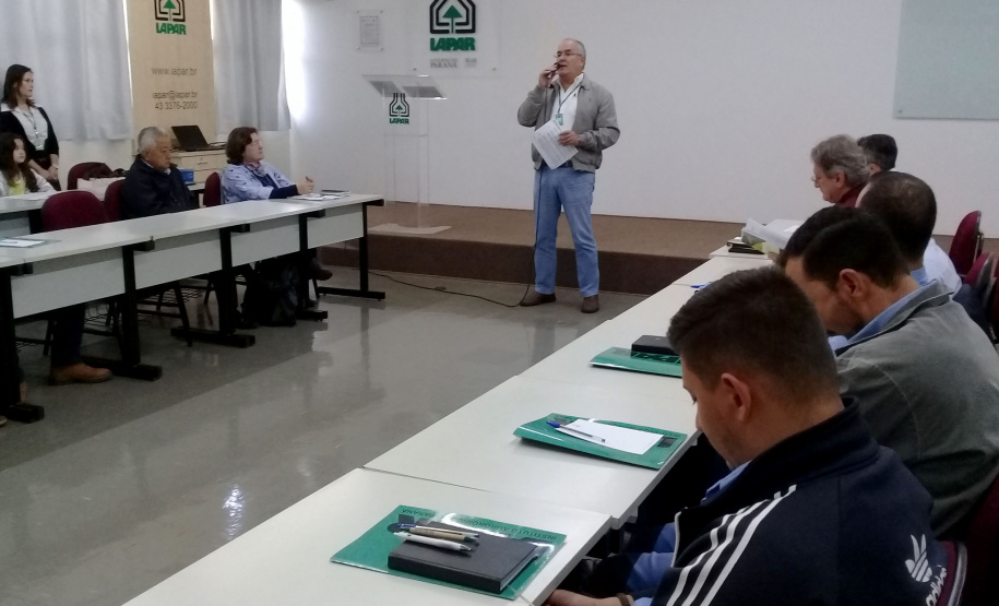 Representantes da cadeia produtiva da sericicultura debatem no Instituto Agronômico do Paraná (IAPAR), em Londrina, formas de modernizar e crescer de forma sustentável. Esse foi o ponto de partida do Curso de Atualização em Sericicultura, que começou nesta terça (20) e vai até a próxima sexta, com o apoio da Universidade Estadual de Londrina (UEL), Fiação de Seda Bratac e Emater. Foto: Divulgação/Iapar