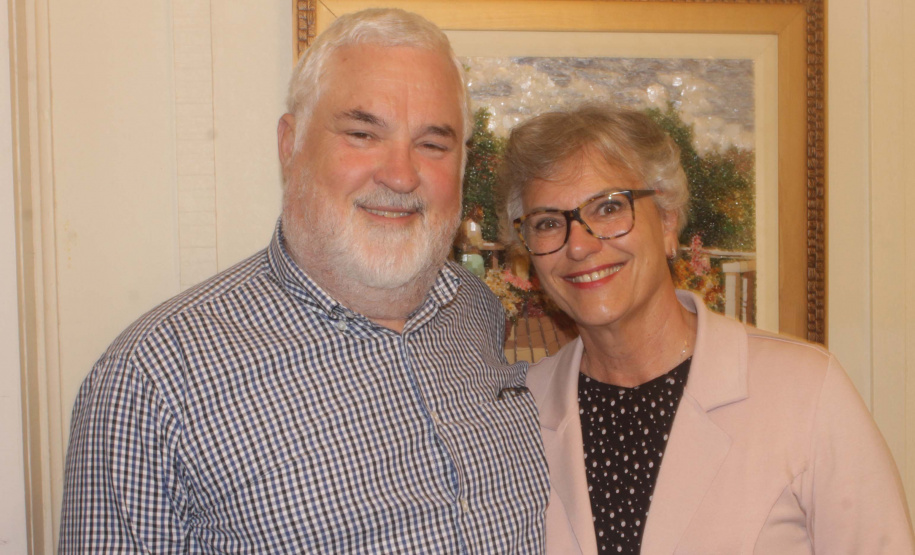 A Biblioteca Pública do Paraná recebe nesta sexta-feira (23), a partir das 17h30, o evento de lançamento do livro Brasileiros, Paixão Itália!, de Homero e Marisa Giacomini. São 23 crônicas sobre a temporada de um ano que o casal passou na pequena cidade italiana de Jesi, localizada na província de Ancona. O encontro acontece no hall térreo, com entrada gratuita. Foto: Divulgação/BPP