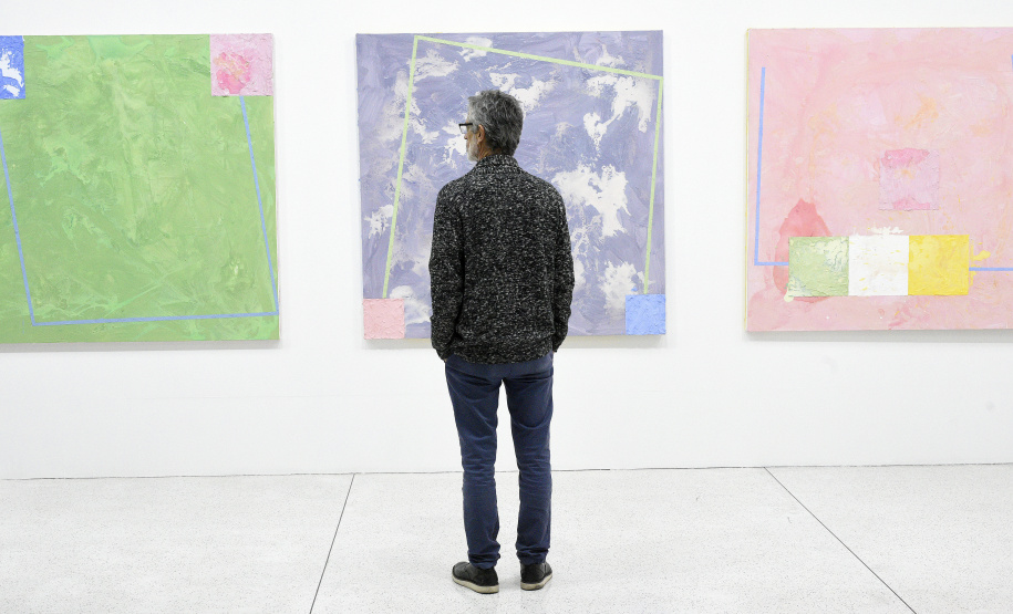 Toda quarta-feira é dia de entrada gratuita no Museu Oscar Niemeyer (MON), data em que museu também oferta atividades especiais para o público. Nesta semana, no dia 21, a equipe do Educativo mediará uma visita à exposição Declaração de Princípios, do artista Geraldo Leão, na Sala 7..Foto: Kraw Penas/SECC