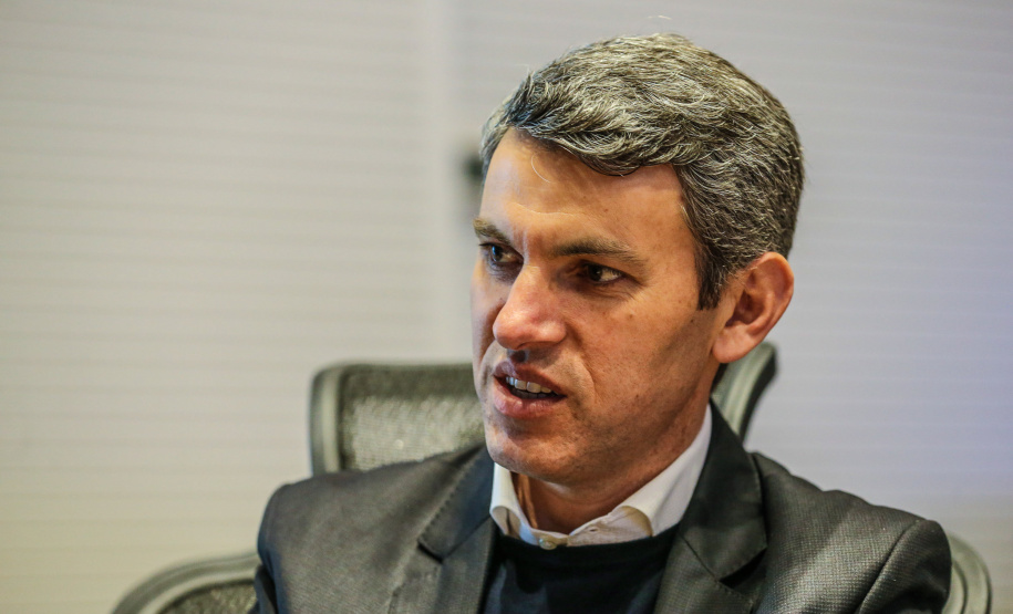 Planejamento de longo prazo, aliando desenvolvimento e sustentabilidade. Essa é a meta que norteia as ações do Governo do Estado para a Grande Curitiba. O governador Carlos Massa Ratinho Junior determinou que a Coordenação da Região Metropolitana de Curitiba (Comec) deixasse de ser apenas o elo responsável pela organização do transporte público nos 29 municípios vizinhos à capital para ganhar protagonismo e passar a pensar a região para as próximas décadas.