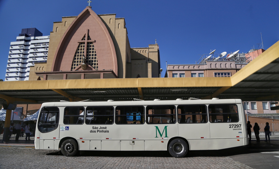Planejamento de longo prazo, aliando desenvolvimento e sustentabilidade. Essa é a meta que norteia as ações do Governo do Estado para a Grande Curitiba. O governador Carlos Massa Ratinho Junior determinou que a Coordenação da Região Metropolitana de Curitiba (Comec) deixasse de ser apenas o elo responsável pela organização do transporte público nos 29 municípios vizinhos à capital para ganhar protagonismo e passar a pensar a região para as próximas décadas.