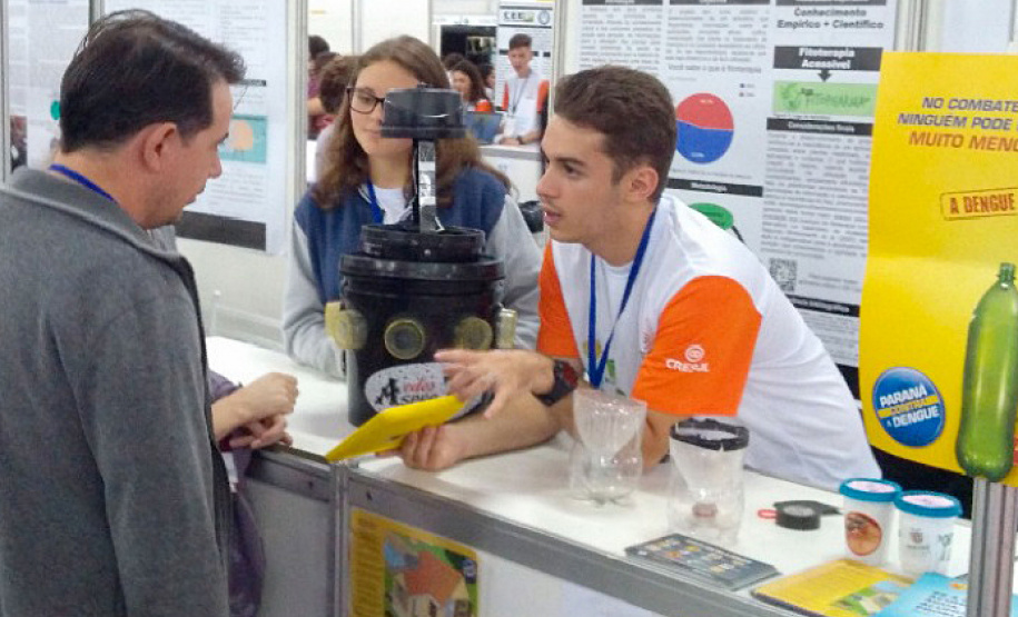 Usar o celular como aliado no combate aos criadouros do mosquito Aedes aegypti. Essa foi a proposta feita aos alunos da quarta série do Curso Técnico em Informática integrado ao Ensino Médio do Colégio Estadual Malvino de Oliveira, em Porecatu (Norte). Foto: Divulgação/SEED