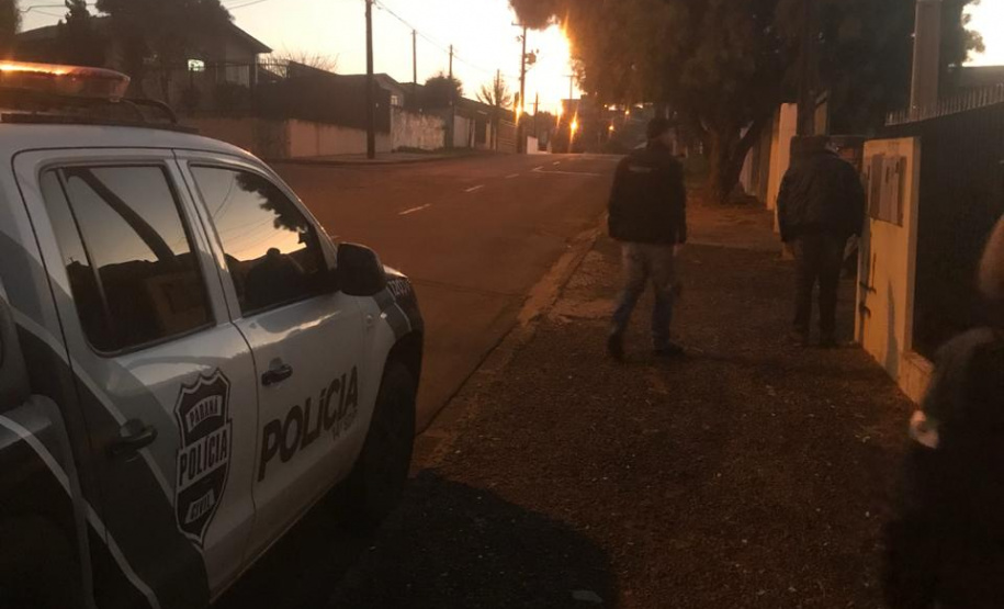 A Polícia Civil do Paraná está nas ruas na manhã desta quarta-feira (21) para a operação “Adsumus”, contra organização criminosa envolvida em tráfico de drogas, tráfico de armas e homicídios. O grupo atua a partir de Quedas do Iguaçu, na região centro-sul do Estado, chefiado por dois irmãos, homem e mulher. As ações contam com o apoio da Polícia Militar. Foto:Divulgação/PCPR