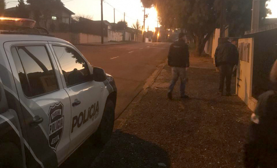 A Polícia Civil do Paraná está nas ruas na manhã desta quarta-feira (21) para a operação “Adsumus”, contra organização criminosa envolvida em tráfico de drogas, tráfico de armas e homicídios. O grupo atua a partir de Quedas do Iguaçu, na região centro-sul do Estado, chefiado por dois irmãos, homem e mulher. As ações contam com o apoio da Polícia Militar. Foto:Divulgação/PCPR
