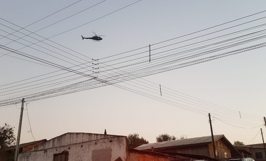 A Polícia Civil do Paraná está nas ruas na manhã desta quarta-feira (21) para a operação “Adsumus”, contra organização criminosa envolvida em tráfico de drogas, tráfico de armas e homicídios. O grupo atua a partir de Quedas do Iguaçu, na região centro-sul do Estado, chefiado por dois irmãos, homem e mulher. As ações contam com o apoio da Polícia Militar. Foto:Divulgação/PCPR