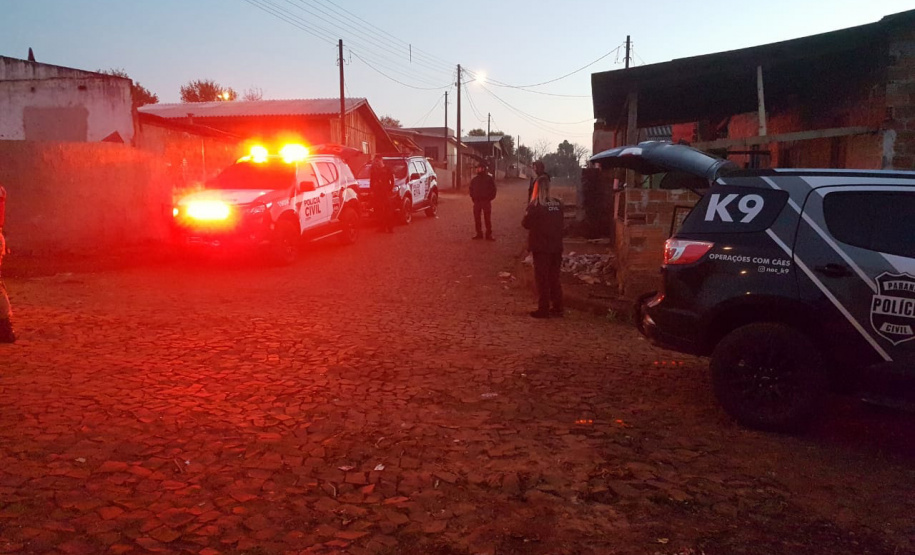 A Polícia Civil do Paraná está nas ruas na manhã desta quarta-feira (21) para a operação “Adsumus”, contra organização criminosa envolvida em tráfico de drogas, tráfico de armas e homicídios. O grupo atua a partir de Quedas do Iguaçu, na região centro-sul do Estado, chefiado por dois irmãos, homem e mulher. As ações contam com o apoio da Polícia Militar. Foto:Divulgação/PCPR