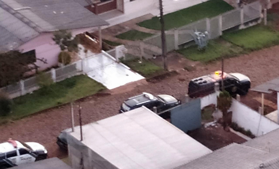 A Polícia Civil do Paraná está nas ruas na manhã desta quarta-feira (21) para a operação “Adsumus”, contra organização criminosa envolvida em tráfico de drogas, tráfico de armas e homicídios. O grupo atua a partir de Quedas do Iguaçu, na região centro-sul do Estado, chefiado por dois irmãos, homem e mulher. As ações contam com o apoio da Polícia Militar. Foto:Divulgação/PCPR