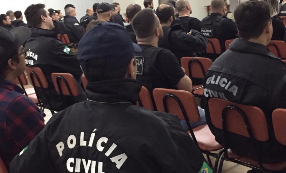 A Polícia Civil do Paraná está nas ruas na manhã desta quarta-feira (21) para a operação “Adsumus”, contra organização criminosa envolvida em tráfico de drogas, tráfico de armas e homicídios. O grupo atua a partir de Quedas do Iguaçu, na região centro-sul do Estado, chefiado por dois irmãos, homem e mulher. As ações contam com o apoio da Polícia Militar. Foto:Divulgação/PCPR