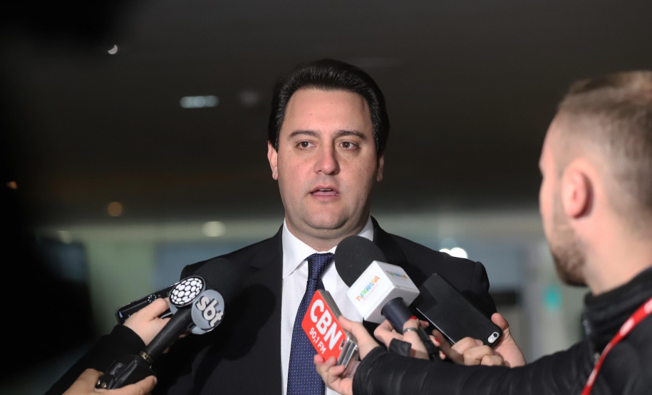 O governador Carlos Massa Ratinho Junior participa da abertura do III Forum Gestão Pública FACIAP, Caminhos do Crescimento. Participaram do evento: o governadores: do Distrito Federal, Ibaneis Rocha; de Santa Catarina, Carlos Moisés; Marco Tadeu Barbosa, pres. da Faciap; pres. da Federação das Associações das Empresas de Santa Catarina, Jonny Zulauf; pres. da Celepar, Allan Costa. entre outros.Curitiba, 21- 08- 19.Foto: Arnaldo Alves / ANPr.