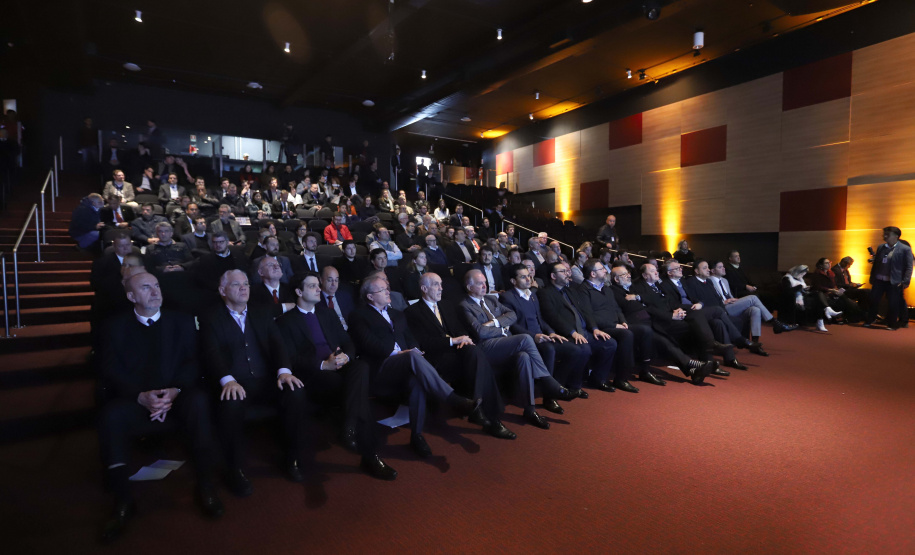 O governador Carlos Massa Ratinho Junior participa da abertura do III Forum Gestão Pública FACIAP, Caminhos do Crescimento. Participaram do evento: o governadores: do Distrito Federal, Ibaneis Rocha; de Santa Catarina, Carlos Moisés; Marco Tadeu Barbosa, pres. da Faciap; pres. da Federação das Associações das Empresas de Santa Catarina, Jonny Zulauf; pres. da Celepar, Allan Costa. entre outros.Curitiba, 21- 08- 19.Foto: Arnaldo Alves / ANPr.