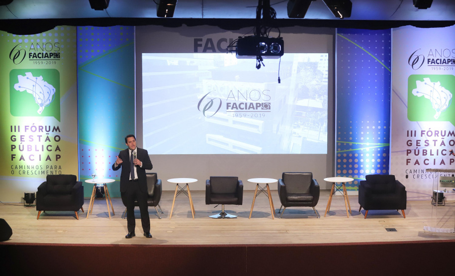 O governador Carlos Massa Ratinho Junior participa da abertura do III Forum Gestão Pública FACIAP, Caminhos do Crescimento. Participaram do evento: o governadores: do Distrito Federal, Ibaneis Rocha; de Santa Catarina, Carlos Moisés; Marco Tadeu Barbosa, pres. da Faciap; pres. da Federação das Associações das Empresas de Santa Catarina, Jonny Zulauf; pres. da Celepar, Allan Costa. entre outros.Curitiba, 21- 08- 19.Foto: Arnaldo Alves / ANPr.