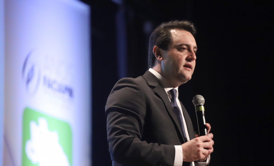 O governador Carlos Massa Ratinho Junior participa da abertura do III Forum Gestão Pública FACIAP, Caminhos do Crescimento. Participaram do evento: o governadores: do Distrito Federal, Ibaneis Rocha; de Santa Catarina, Carlos Moisés; Marco Tadeu Barbosa, pres. da Faciap; pres. da Federação das Associações das Empresas de Santa Catarina, Jonny Zulauf; pres. da Celepar, Allan Costa. entre outros.Curitiba, 21- 08- 19.Foto: Arnaldo Alves / ANPr.