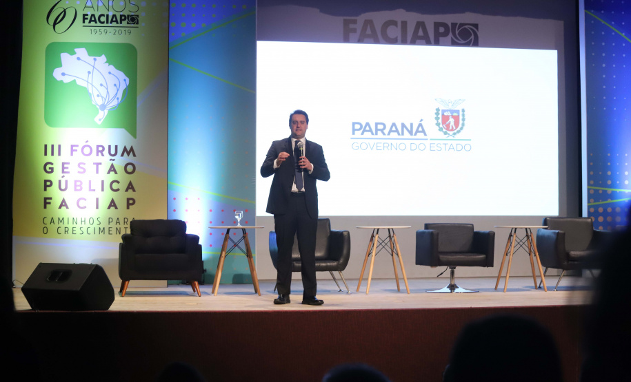 O governador Carlos Massa Ratinho Junior participa da abertura do III Forum Gestão Pública FACIAP, Caminhos do Crescimento. Participaram do evento: o governadores: do Distrito Federal, Ibaneis Rocha; de Santa Catarina, Carlos Moisés; Marco Tadeu Barbosa, pres. da Faciap; pres. da Federação das Associações das Empresas de Santa Catarina, Jonny Zulauf; pres. da Celepar, Allan Costa. entre outros.Curitiba, 21- 08- 19.Foto: Arnaldo Alves / ANPr.