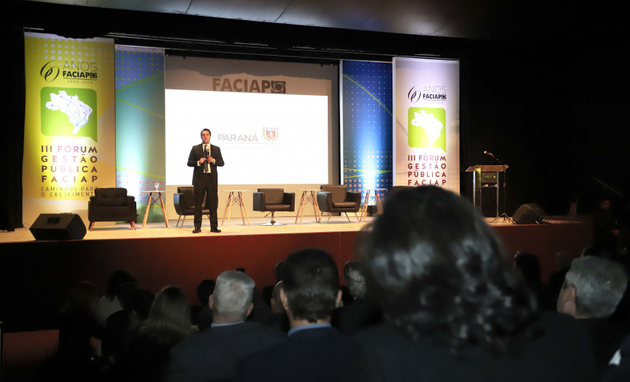 O governador Carlos Massa Ratinho Junior participa da abertura do III Forum Gestão Pública FACIAP, Caminhos do Crescimento. Participaram do evento: o governadores: do Distrito Federal, Ibaneis Rocha; de Santa Catarina, Carlos Moisés; Marco Tadeu Barbosa, pres. da Faciap; pres. da Federação das Associações das Empresas de Santa Catarina, Jonny Zulauf; pres. da Celepar, Allan Costa. entre outros.Curitiba, 21- 08- 19.Foto: Arnaldo Alves / ANPr.