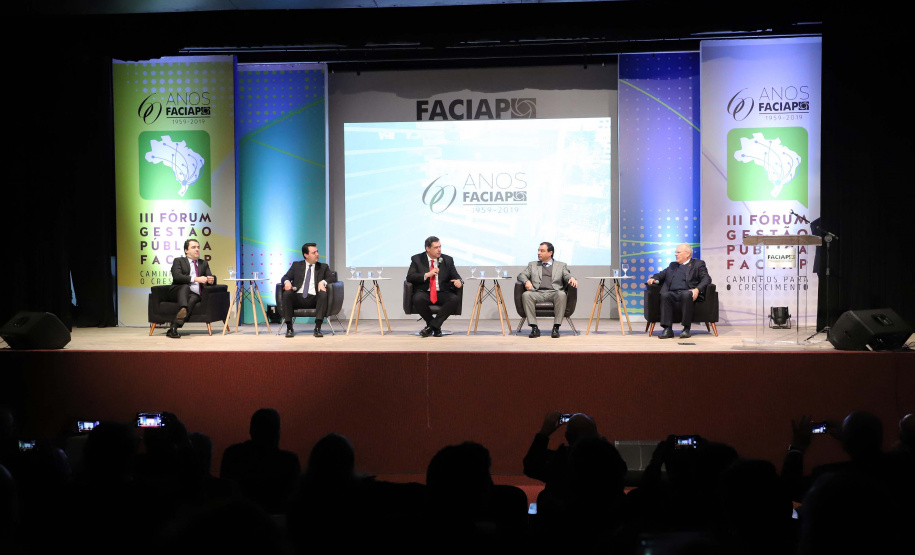 O governador Carlos Massa Ratinho Junior participa da abertura do III Forum Gestão Pública FACIAP, Caminhos do Crescimento. Participaram do evento: o governadores: do Distrito Federal, Ibaneis Rocha; de Santa Catarina, Carlos Moisés; Marco Tadeu Barbosa, pres. da Faciap; pres. da Federação das Associações das Empresas de Santa Catarina, Jonny Zulauf; pres. da Celepar, Allan Costa. entre outros.Curitiba, 21- 08- 19.Foto: Arnaldo Alves / ANPr.