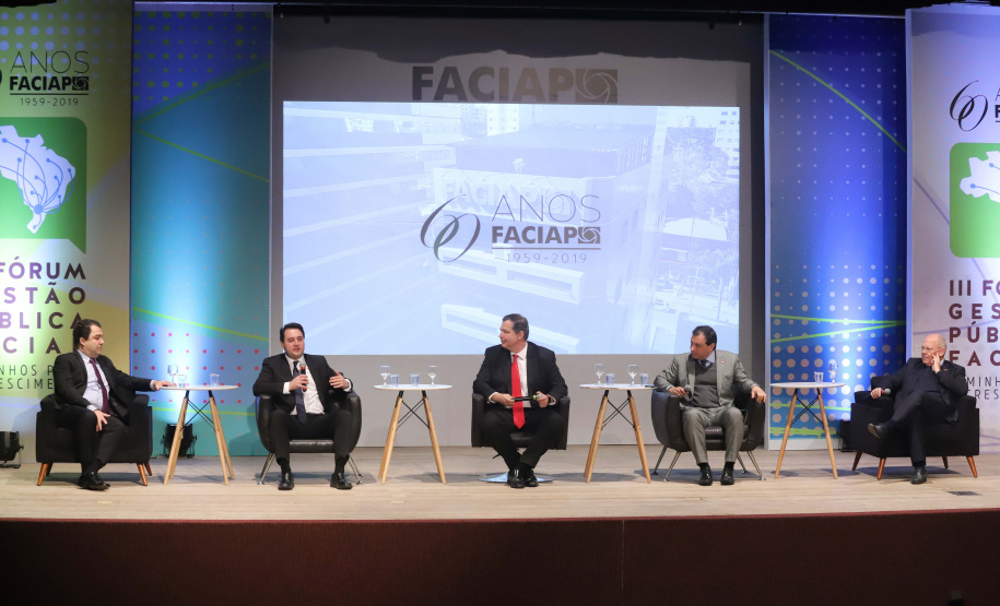 O governador Carlos Massa Ratinho Junior participa da abertura do III Forum Gestão Pública FACIAP, Caminhos do Crescimento. Participaram do evento: o governadores: do Distrito Federal, Ibaneis Rocha; de Santa Catarina, Carlos Moisés; Marco Tadeu Barbosa, pres. da Faciap; pres. da Federação das Associações das Empresas de Santa Catarina, Jonny Zulauf; pres. da Celepar, Allan Costa. entre outros.Curitiba, 21- 08- 19.Foto: Arnaldo Alves / ANPr.