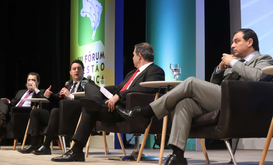 O governador Carlos Massa Ratinho Junior participa da abertura do III Forum Gestão Pública FACIAP, Caminhos do Crescimento. Participaram do evento: o governadores: do Distrito Federal, Ibaneis Rocha; de Santa Catarina, Carlos Moisés; Marco Tadeu Barbosa, pres. da Faciap; pres. da Federação das Associações das Empresas de Santa Catarina, Jonny Zulauf; pres. da Celepar, Allan Costa. entre outros.Curitiba, 21- 08- 19.Foto: Arnaldo Alves / ANPr.