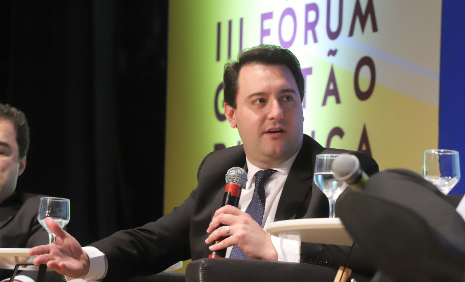 O governador Carlos Massa Ratinho Junior participa da abertura do III Forum Gestão Pública FACIAP, Caminhos do Crescimento. Participaram do evento: o governadores: do Distrito Federal, Ibaneis Rocha; de Santa Catarina, Carlos Moisés; Marco Tadeu Barbosa, pres. da Faciap; pres. da Federação das Associações das Empresas de Santa Catarina, Jonny Zulauf; pres. da Celepar, Allan Costa. entre outros.Curitiba, 21- 08- 19.Foto: Arnaldo Alves / ANPr.