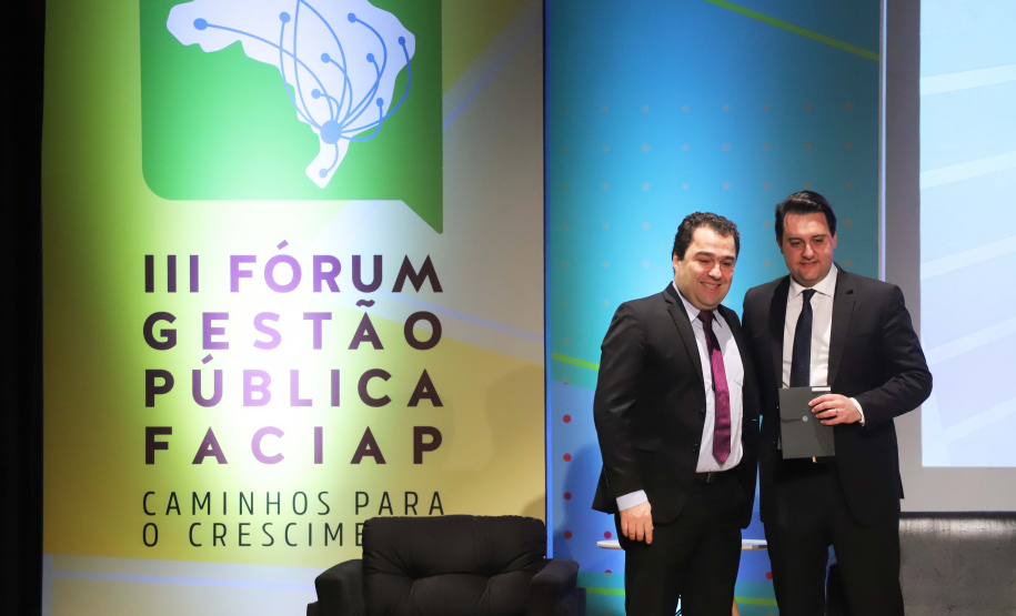 O governador Carlos Massa Ratinho Junior participa da abertura do III Forum Gestão Pública FACIAP, Caminhos do Crescimento. Participaram do evento: o governadores: do Distrito Federal, Ibaneis Rocha; de Santa Catarina, Carlos Moisés; Marco Tadeu Barbosa, pres. da Faciap; pres. da Federação das Associações das Empresas de Santa Catarina, Jonny Zulauf; pres. da Celepar, Allan Costa. entre outros.Curitiba, 21- 08- 19.Foto: Arnaldo Alves / ANPr.