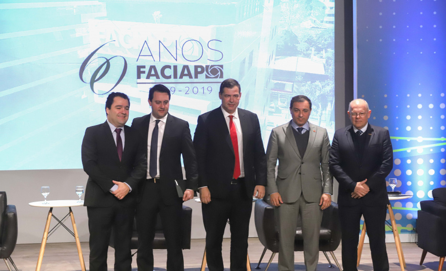 O governador Carlos Massa Ratinho Junior participa da abertura do III Forum Gestão Pública FACIAP, Caminhos do Crescimento. Participaram do evento: o governadores: do Distrito Federal, Ibaneis Rocha; de Santa Catarina, Carlos Moisés; Marco Tadeu Barbosa, pres. da Faciap; pres. da Federação das Associações das Empresas de Santa Catarina, Jonny Zulauf; pres. da Celepar, Allan Costa. entre outros.Curitiba, 21- 08- 19.Foto: Arnaldo Alves / ANPr.