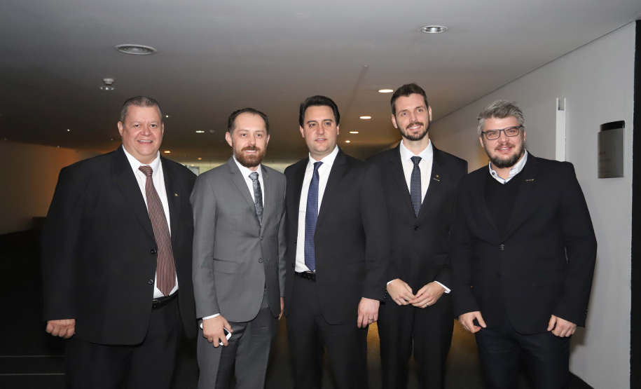 O governador Carlos Massa Ratinho Junior participa da abertura do III Forum Gestão Pública FACIAP, Caminhos do Crescimento. Participaram do evento: o governadores: do Distrito Federal, Ibaneis Rocha; de Santa Catarina, Carlos Moisés; Marco Tadeu Barbosa, pres. da Faciap; pres. da Federação das Associações das Empresas de Santa Catarina, Jonny Zulauf; pres. da Celepar, Allan Costa. entre outros.Curitiba, 21- 08- 19.Foto: Arnaldo Alves / ANPr.