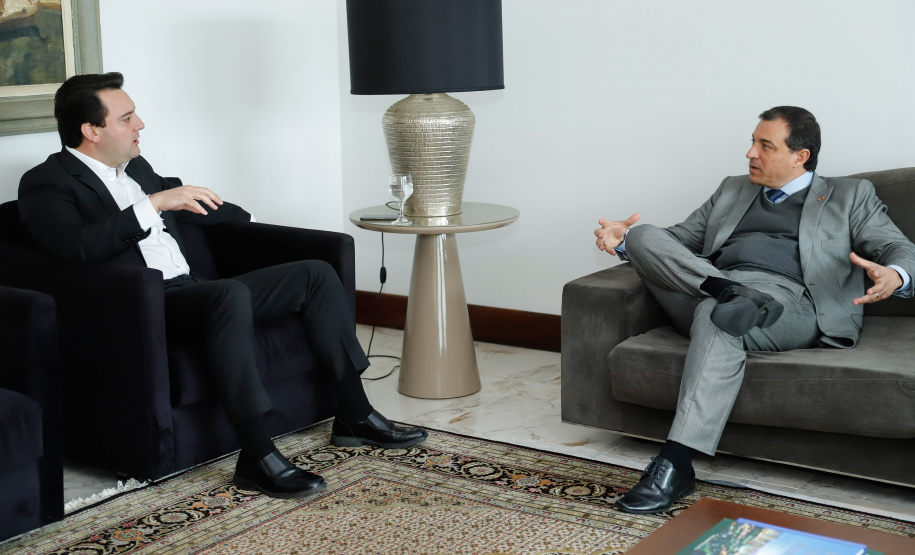 O governador Carlos Massa Ratinho Junior recebe o governador de Santa Catarina, o governador de Santa Catarina, Carlos Moisés.