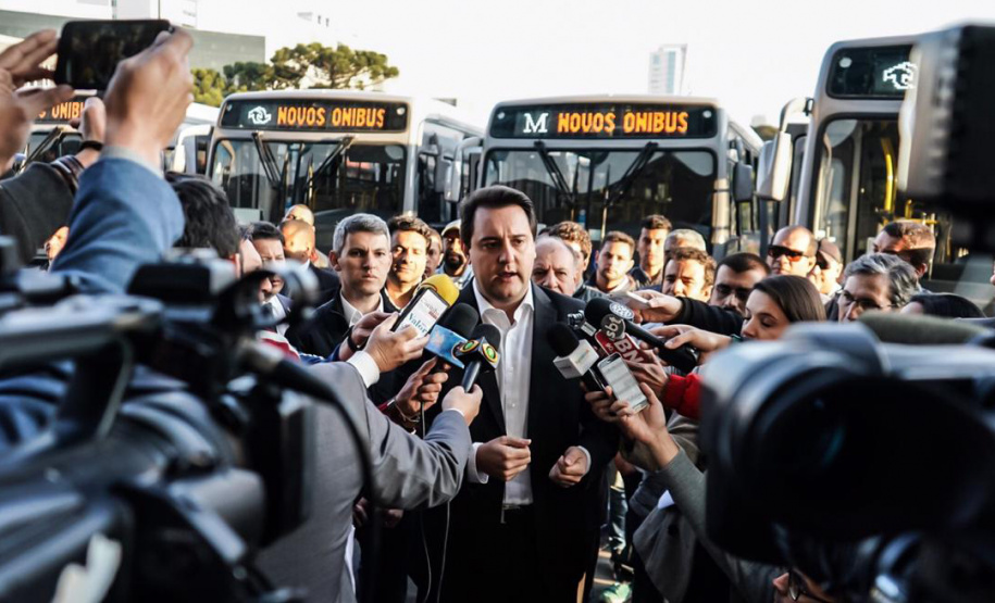 O governador Carlos Massa Ratinho Junior entregou, nesta quarta-feira (21), novos ônibus para atender o sistema de transporte coletivo da Região Metropolitana de Curitiba. Os veículos foram adquiridos por empresas que operam o sistema, em ação coordenada pela Comec.