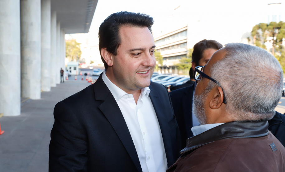 O governador Carlos Massa Ratinho Junior entregou, nesta quarta-feira (21), novos ônibus para atender o sistema de transporte coletivo da Região Metropolitana de Curitiba. Os veículos foram adquiridos por empresas que operam o sistema, em ação coordenada pela Comec.