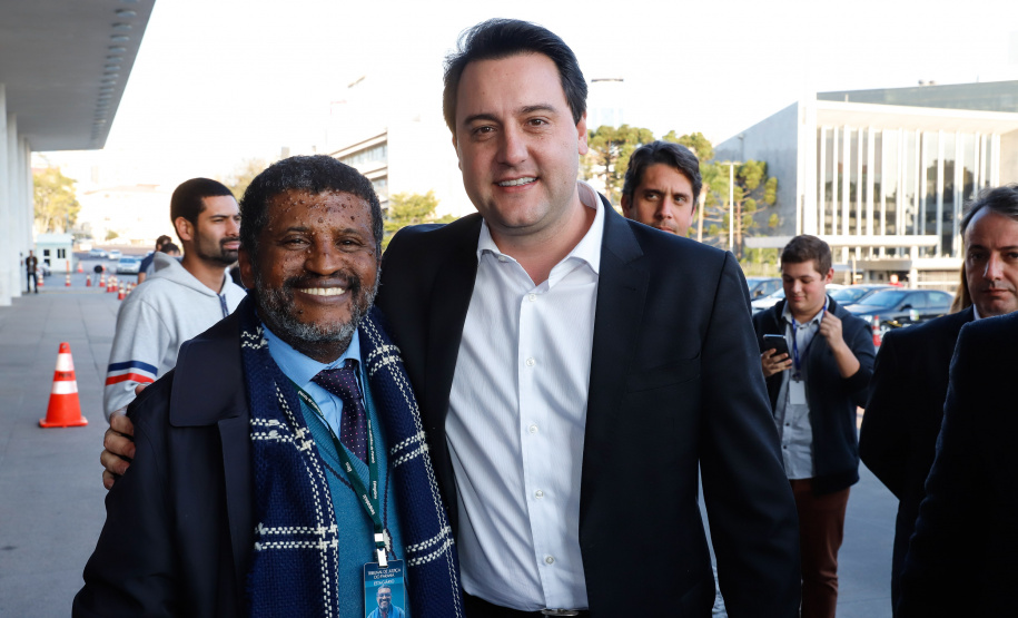 O governador Carlos Massa Ratinho Junior entregou, nesta quarta-feira (21), novos ônibus para atender o sistema de transporte coletivo da Região Metropolitana de Curitiba. Os veículos foram adquiridos por empresas que operam o sistema, em ação coordenada pela Comec.