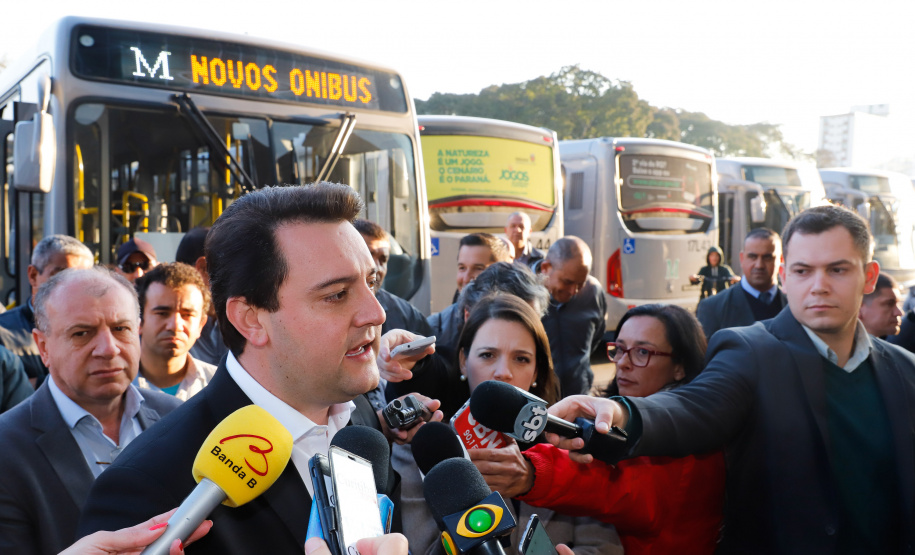 O governador Carlos Massa Ratinho Junior entregou, nesta quarta-feira (21), novos ônibus para atender o sistema de transporte coletivo da Região Metropolitana de Curitiba. Os veículos foram adquiridos por empresas que operam o sistema, em ação coordenada pela Comec.