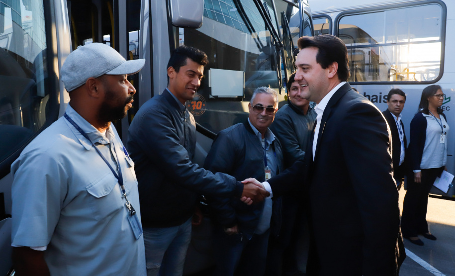 O governador Carlos Massa Ratinho Junior entregou, nesta quarta-feira (21), novos ônibus para atender o sistema de transporte coletivo da Região Metropolitana de Curitiba. Os veículos foram adquiridos por empresas que operam o sistema, em ação coordenada pela Comec.