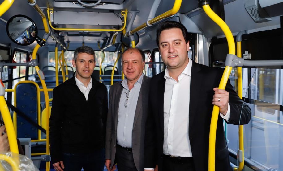O governador Carlos Massa Ratinho Junior entregou, nesta quarta-feira (21), novos ônibus para atender o sistema de transporte coletivo da Região Metropolitana de Curitiba. Os veículos foram adquiridos por empresas que operam o sistema, em ação coordenada pela Comec.