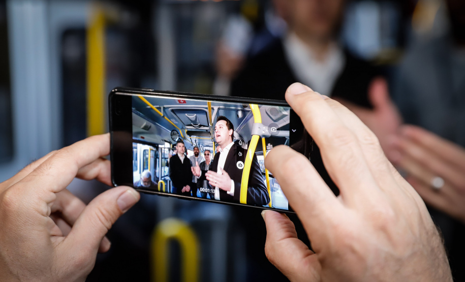 O governador Carlos Massa Ratinho Junior entregou, nesta quarta-feira (21), novos ônibus para atender o sistema de transporte coletivo da Região Metropolitana de Curitiba. Os veículos foram adquiridos por empresas que operam o sistema, em ação coordenada pela Comec.