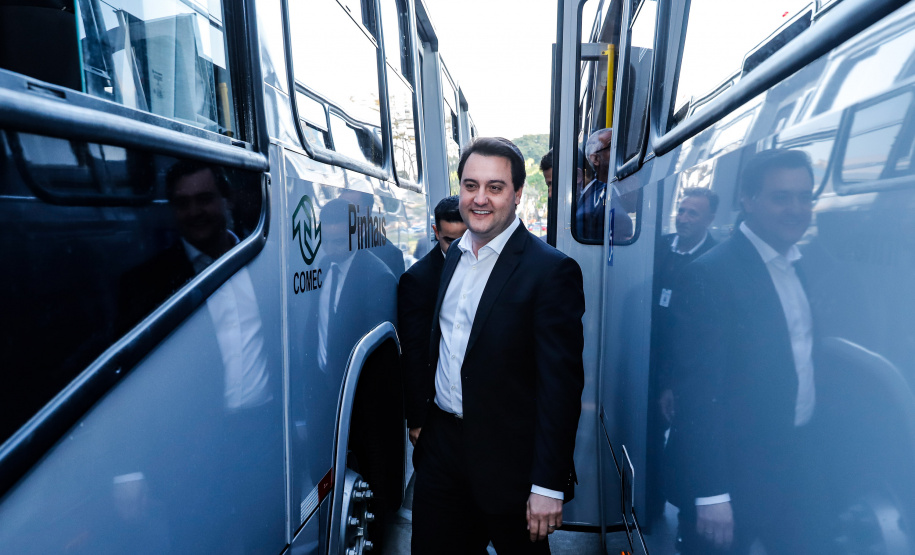 O governador Carlos Massa Ratinho Junior entregou, nesta quarta-feira (21), novos ônibus para atender o sistema de transporte coletivo da Região Metropolitana de Curitiba. Os veículos foram adquiridos por empresas que operam o sistema, em ação coordenada pela Comec.