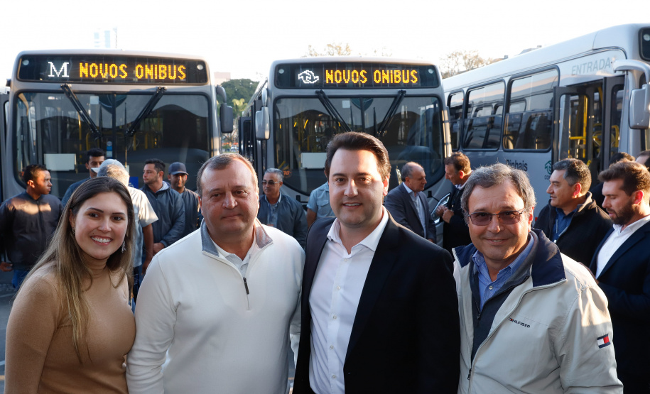 O governador Carlos Massa Ratinho Junior entregou, nesta quarta-feira (21), novos ônibus para atender o sistema de transporte coletivo da Região Metropolitana de Curitiba. Os veículos foram adquiridos por empresas que operam o sistema, em ação coordenada pela Comec.
