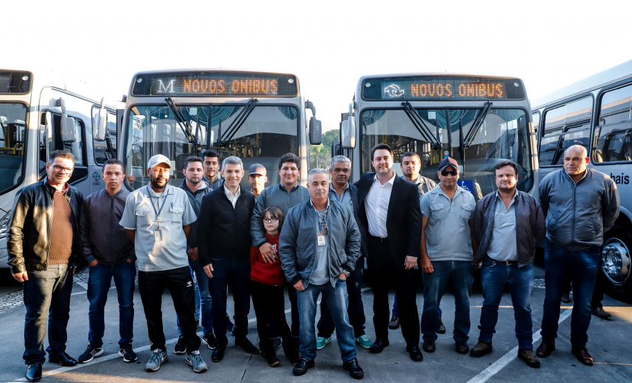 O governador Carlos Massa Ratinho Junior entregou, nesta quarta-feira (21), novos ônibus para atender o sistema de transporte coletivo da Região Metropolitana de Curitiba. Os veículos foram adquiridos por empresas que operam o sistema, em ação coordenada pela Comec.