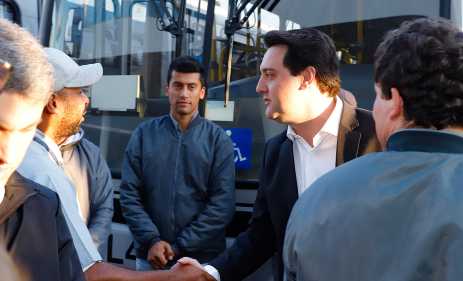 O governador Carlos Massa Ratinho Junior entregou, nesta quarta-feira (21), novos ônibus para atender o sistema de transporte coletivo da Região Metropolitana de Curitiba. Os veículos foram adquiridos por empresas que operam o sistema, em ação coordenada pela Comec.