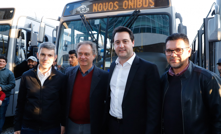 O governador Carlos Massa Ratinho Junior entregou, nesta quarta-feira (21), novos ônibus para atender o sistema de transporte coletivo da Região Metropolitana de Curitiba. Os veículos foram adquiridos por empresas que operam o sistema, em ação coordenada pela Comec.