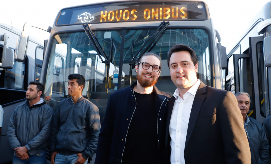 O governador Carlos Massa Ratinho Junior entregou, nesta quarta-feira (21), novos ônibus para atender o sistema de transporte coletivo da Região Metropolitana de Curitiba. Os veículos foram adquiridos por empresas que operam o sistema, em ação coordenada pela Comec.