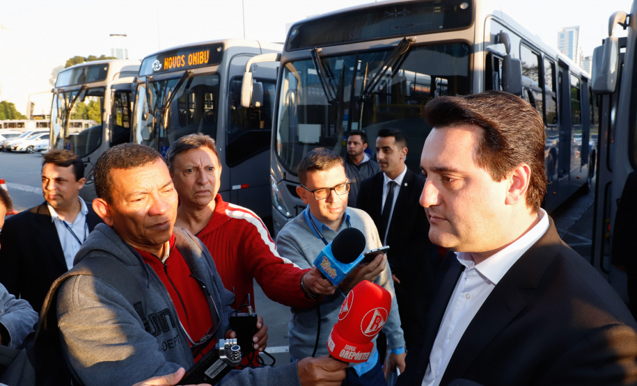 O governador Carlos Massa Ratinho Junior entregou, nesta quarta-feira (21), novos ônibus para atender o sistema de transporte coletivo da Região Metropolitana de Curitiba. Os veículos foram adquiridos por empresas que operam o sistema, em ação coordenada pela Comec.