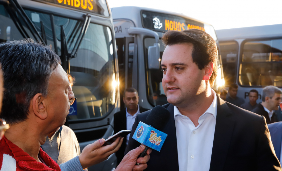 O governador Carlos Massa Ratinho Junior entregou, nesta quarta-feira (21), novos ônibus para atender o sistema de transporte coletivo da Região Metropolitana de Curitiba. Os veículos foram adquiridos por empresas que operam o sistema, em ação coordenada pela Comec.