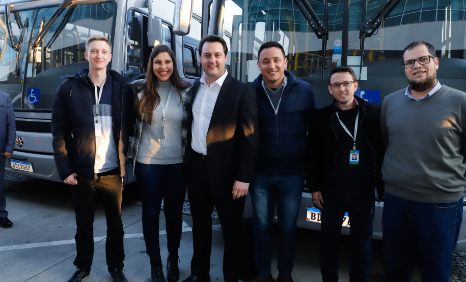 O governador Carlos Massa Ratinho Junior entregou, nesta quarta-feira (21), novos ônibus para atender o sistema de transporte coletivo da Região Metropolitana de Curitiba. Os veículos foram adquiridos por empresas que operam o sistema, em ação coordenada pela Comec.