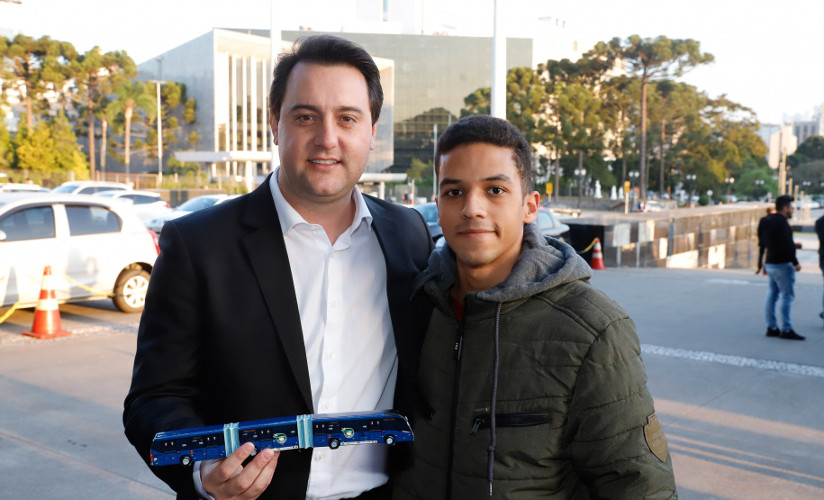 O governador Carlos Massa Ratinho Junior entregou, nesta quarta-feira (21), novos ônibus para atender o sistema de transporte coletivo da Região Metropolitana de Curitiba. Os veículos foram adquiridos por empresas que operam o sistema, em ação coordenada pela Comec.