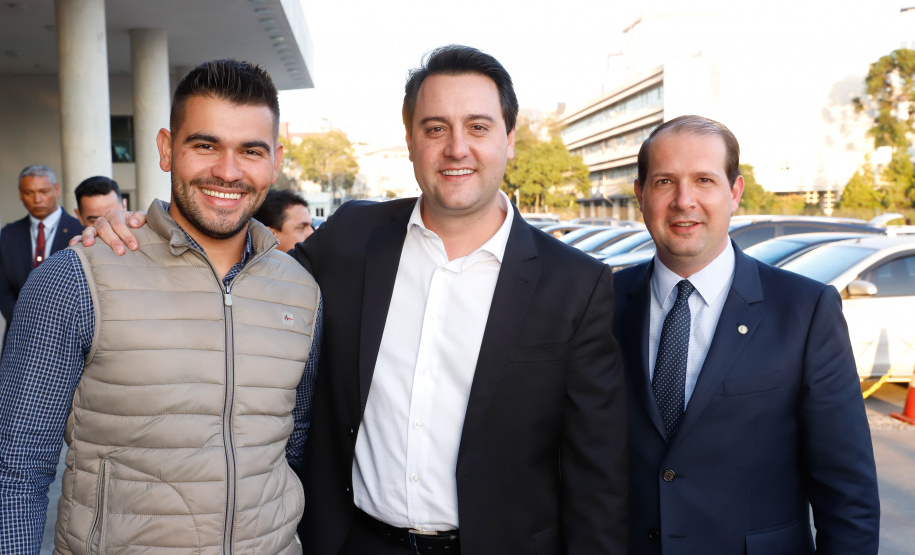 O governador Carlos Massa Ratinho Junior entregou, nesta quarta-feira (21), novos ônibus para atender o sistema de transporte coletivo da Região Metropolitana de Curitiba. Os veículos foram adquiridos por empresas que operam o sistema, em ação coordenada pela Comec.