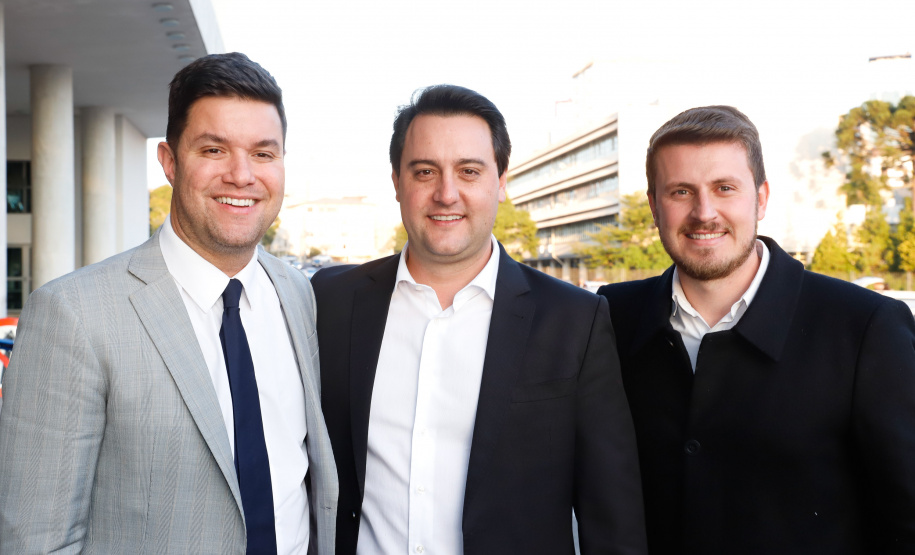 O governador Carlos Massa Ratinho Junior entregou, nesta quarta-feira (21), novos ônibus para atender o sistema de transporte coletivo da Região Metropolitana de Curitiba. Os veículos foram adquiridos por empresas que operam o sistema, em ação coordenada pela Comec.