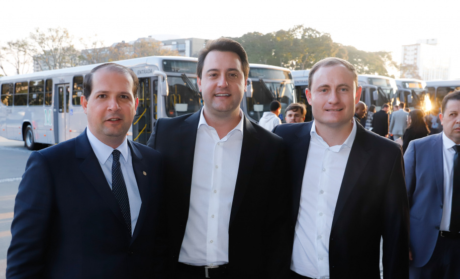 O governador Carlos Massa Ratinho Junior entregou, nesta quarta-feira (21), novos ônibus para atender o sistema de transporte coletivo da Região Metropolitana de Curitiba. Os veículos foram adquiridos por empresas que operam o sistema, em ação coordenada pela Comec.