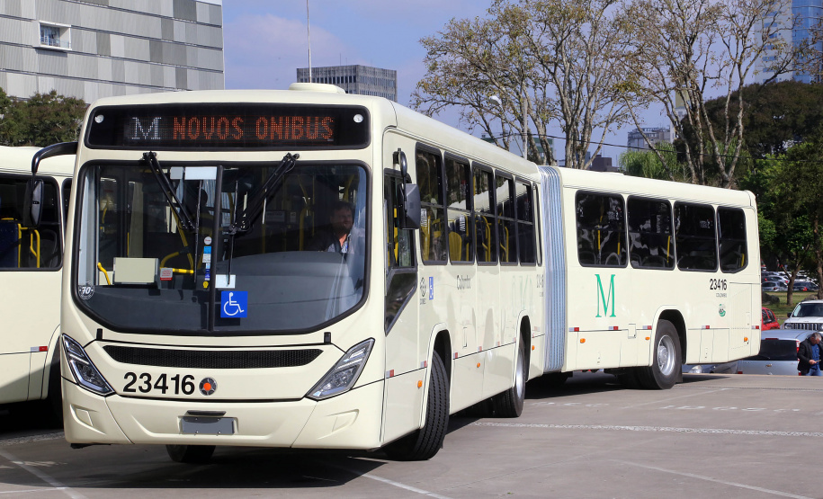 O governador Carlos Massa Ratinho Junior entregou, nesta quarta-feira (21), novos ônibus para atender o sistema de transporte coletivo da Região Metropolitana de Curitiba. Os veículos foram adquiridos por empresas que operam o sistema, em ação coordenada pela Comec.