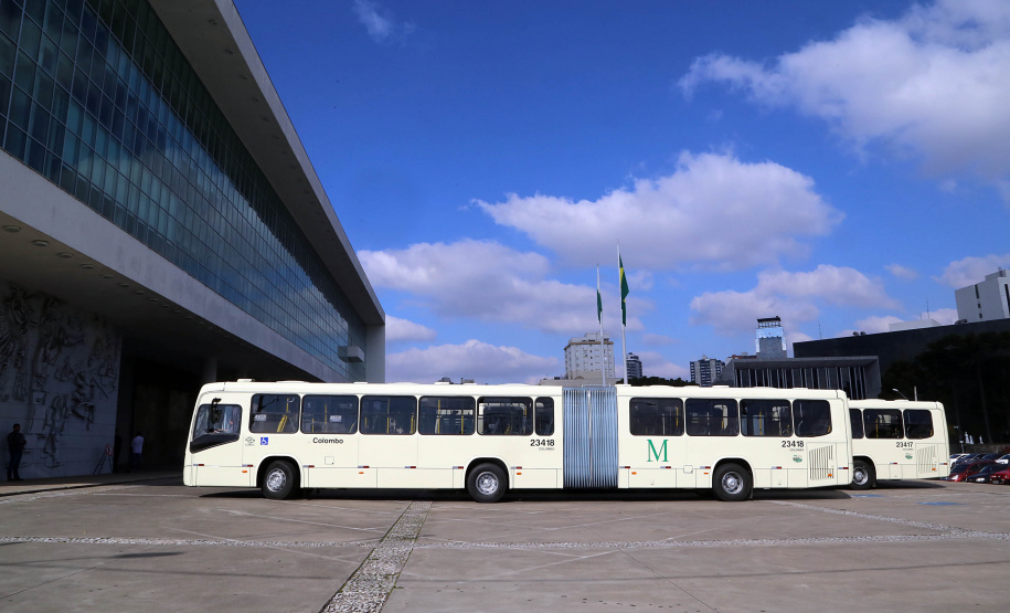 O governador Carlos Massa Ratinho Junior entregou, nesta quarta-feira (21), novos ônibus para atender o sistema de transporte coletivo da Região Metropolitana de Curitiba. Os veículos foram adquiridos por empresas que operam o sistema, em ação coordenada pela Comec.