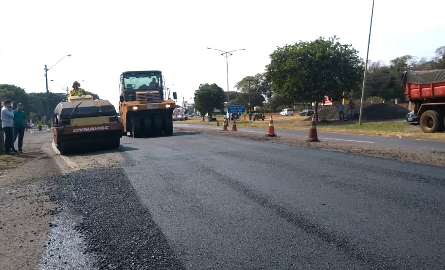 Na PR-323, no Noroeste do Estado, foram iniciados serviços de fresagem, que é a retirada da camada superior do pavimento, seguida pela reperfilagem, que consiste na aplicação de concreto betuminoso usinado a quente (CBUQ) e compactação desse material. O resultado será uma pista plana, sem deformações e buracos. Os trabalhos começaram em Cianorte e devem ser executados até Maringá, em uma extensão de 77,11 quilômetros.Foto: Divulgação/DER