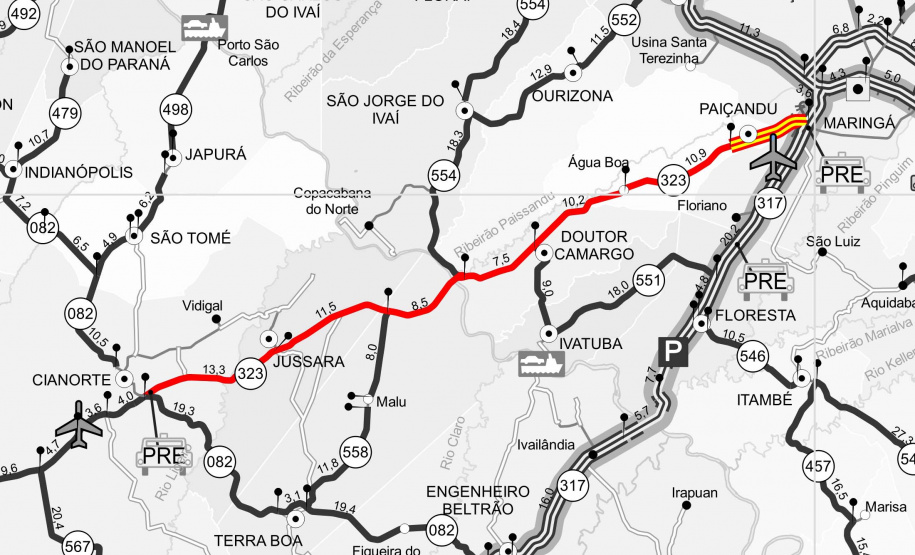 Na PR-323, no Noroeste do Estado, foram iniciados serviços de fresagem, que é a retirada da camada superior do pavimento, seguida pela reperfilagem, que consiste na aplicação de concreto betuminoso usinado a quente (CBUQ) e compactação desse material. O resultado será uma pista plana, sem deformações e buracos. Os trabalhos começaram em Cianorte e devem ser executados até Maringá, em uma extensão de 77,11 quilômetros.Foto: Divulgação/DER